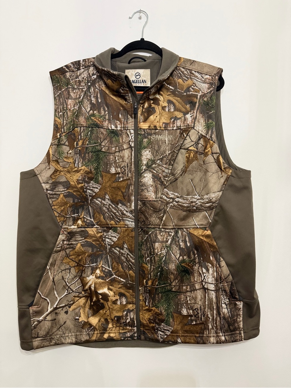 Magellan Outdoors Men’s XL Realtree Camo Softshell Waterproof Hunting Vest